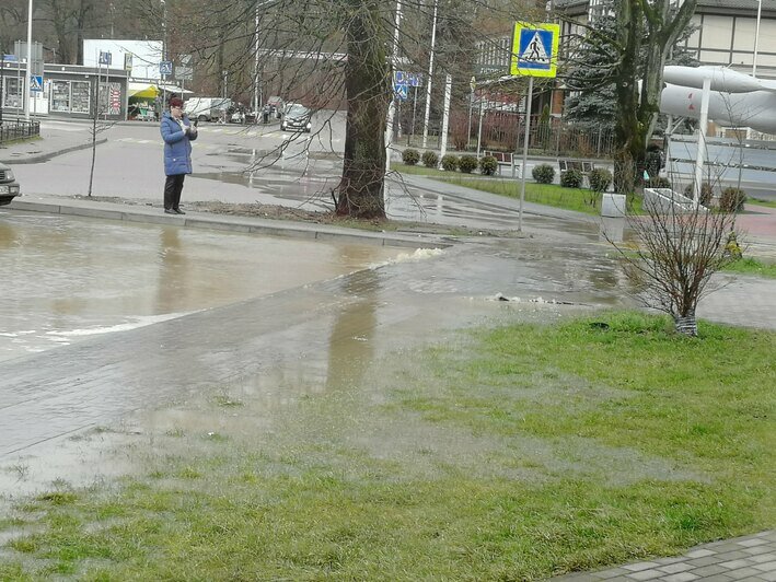 На ул. Жиленкова в Чкаловске прорвало трубу, водой размыло тротуар (фото, видео) - Новости Калининграда | Фото: Влад Скальницкий