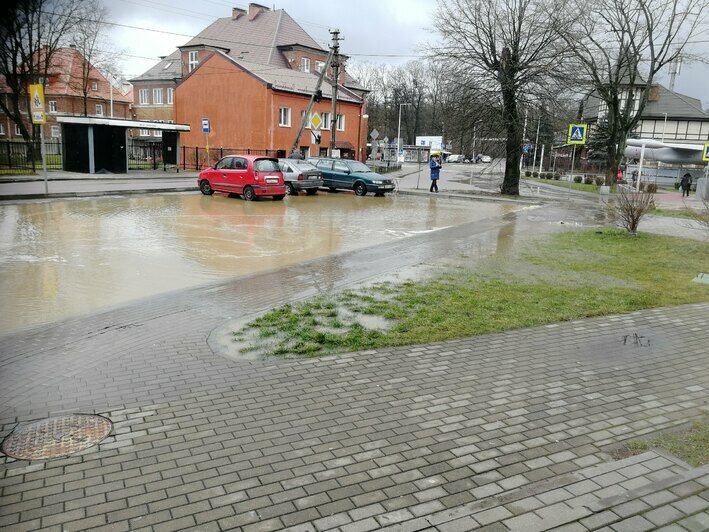 На ул. Жиленкова в Чкаловске прорвало трубу, водой размыло тротуар (фото, видео) - Новости Калининграда | Фото: Влад Скальницкий