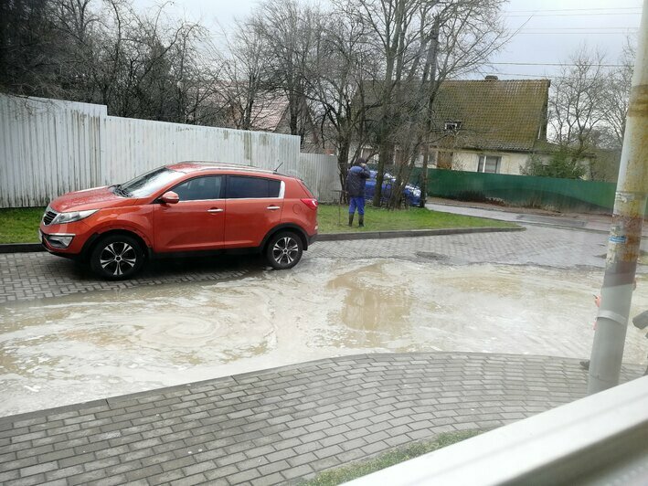 На ул. Жиленкова в Чкаловске прорвало трубу, водой размыло тротуар (фото, видео) - Новости Калининграда | Фото: Влад Скальницкий