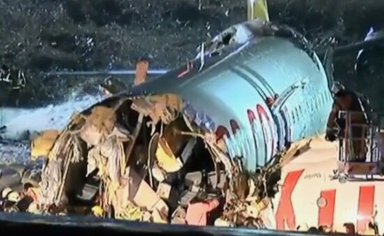 Число пострадавших при жёсткой посадке самолёта в Стамбуле выросло до 157, один человек погиб   - Новости Калининграда | Кадр видеозаписи с места катастрофы
