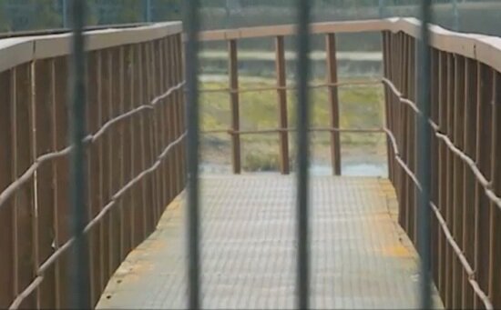 Под Гурьевском бизнесмен поставил забор, чтобы не пускать односельчан на мост через реку - Новости Калининграда | Кадр из видеосюжета на НТВ