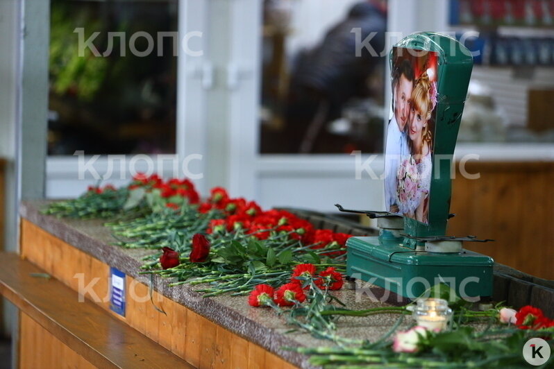 К прилавку погибших у Центрального рынка предпринимателей несут цветы (фото) - Новости Калининграда | Фото: Александр Подгорчук / &quot;Клопс&quot;