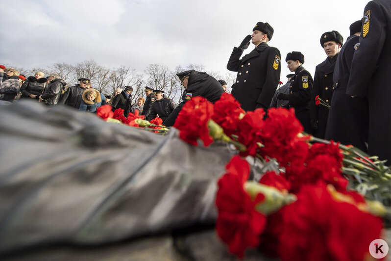 В Калининграде 23 февраля отметили возложением цветов к памятнику 1200 гвардейцам (фоторепортаж) - Новости Калининграда | Фото: Александр Подгорчук / &quot;Клопс&quot;