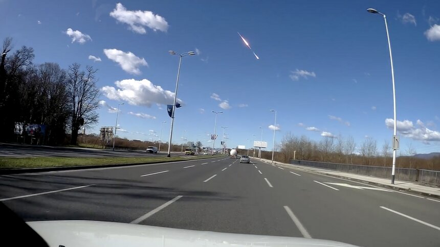 В Хорватии сняли на видео взрыв метеорита в небе над городом - Новости Калининграда | Изображение: кадр из видео