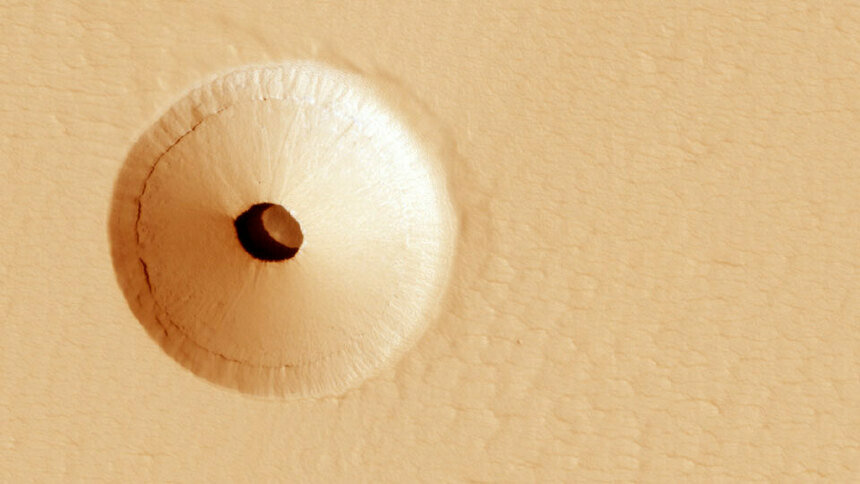 NASA опубликовало фото загадочного провала на поверхности Марса - Новости Калининграда | Фото: NASA , JPL , U. Аризона / apod.nasa.gov