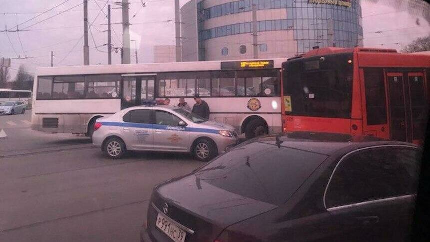 Киевская встала в пробках из-за ДТП с двумя автобусами возле Южного вокзала   - Новости Калининграда | Фото: читатель &quot;Клопс&quot;