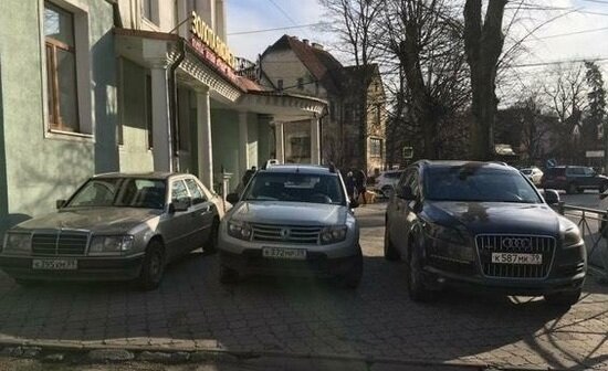 Три машина на тротуаре по ул. Кутузова в Калининграде | Фото: читатель &quot;Клопс&quot;