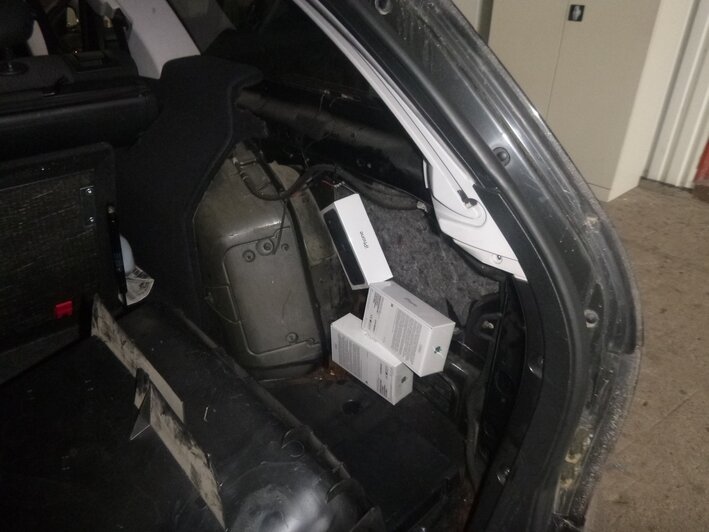 Калининградец спрятал семь 11-х айфонов под обшивкой багажника из "страха разбойного нападения в Литве" (фото) - Новости Калининграда | Фото: пресс-служба областной таможни