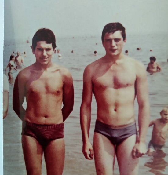 Игорь (справа) с братом Александром во время отдыха на Чёрном море | Фото из личного архива семьи