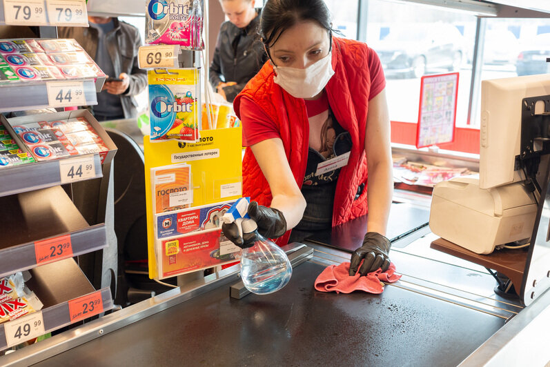 В магазинах SPAR и "Семья" установили санитайзеры и начали выдавать одноразовые перчатки - Новости Калининграда