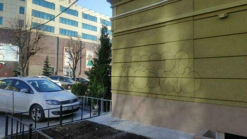 Вандалы разрисовали отремонтированные фасады дома на Театральной (фото) - Новости Калининграда | Фото: очевидец