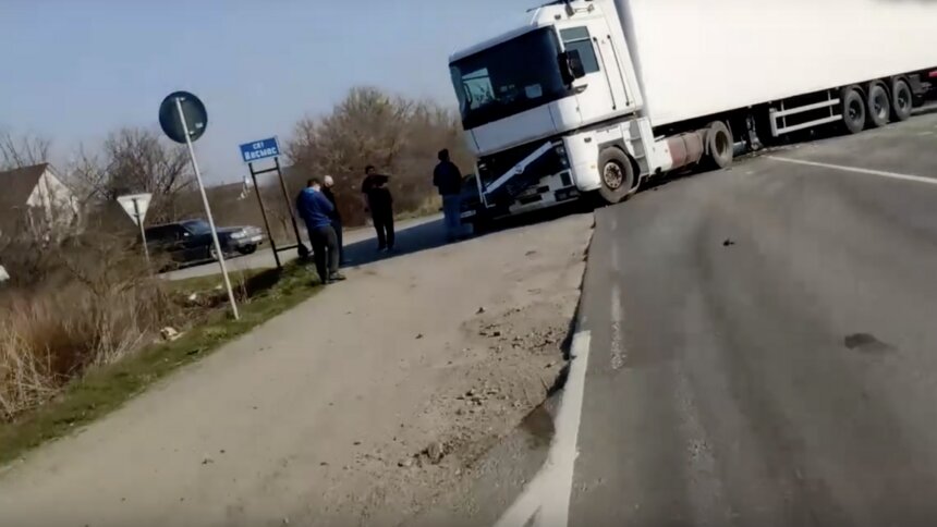 На Окружной легковушку зажало между двух грузовиков (видео) - Новости Калининграда | Изображение: кадр из видео