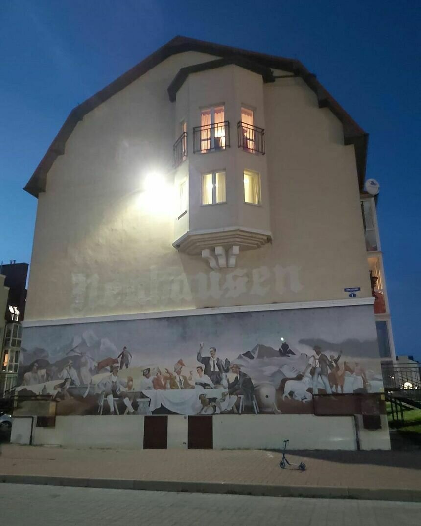 Собственник рассказал, кто закрасил надпись &quot;Neuhausen&quot; на стене дома в Гурьевске - Новости Калининграда | Фото: читатель &quot;Клопс&quot;