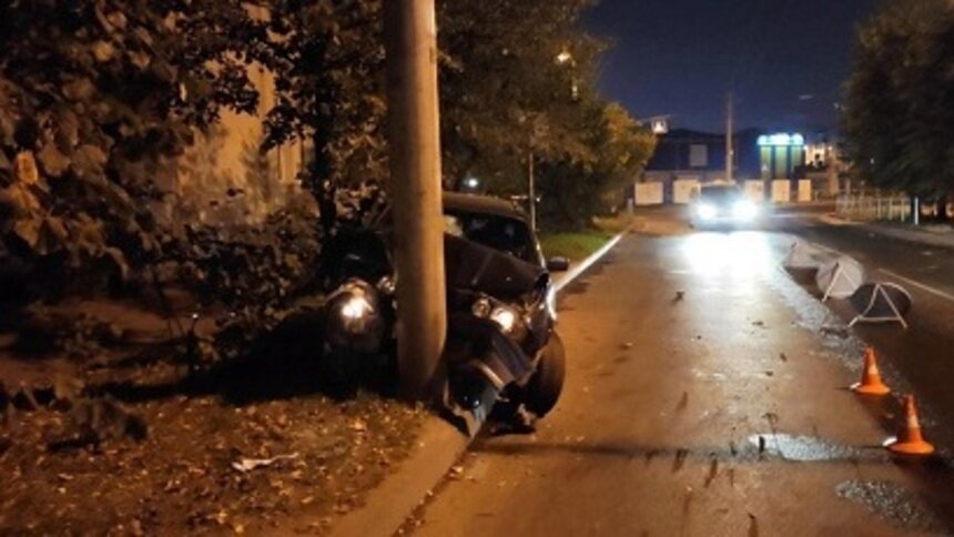 На Громовой BMW с пьяным водителем врезался в световую опору (фото) - Новости Калининграда | Фото: пресс-служба регионального УМВД
