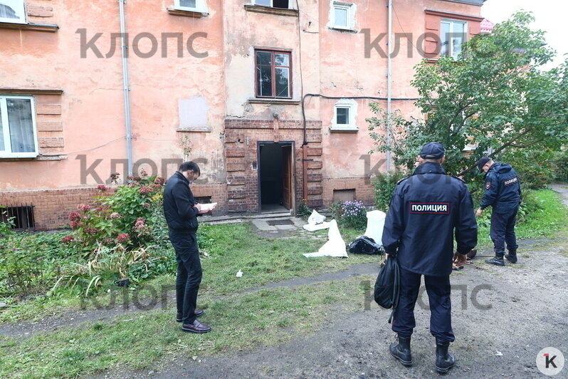На фото: двор дома, где обнаружены останки и оружие  | Фото: Александр Подгорчук / &quot;Клопс&quot;