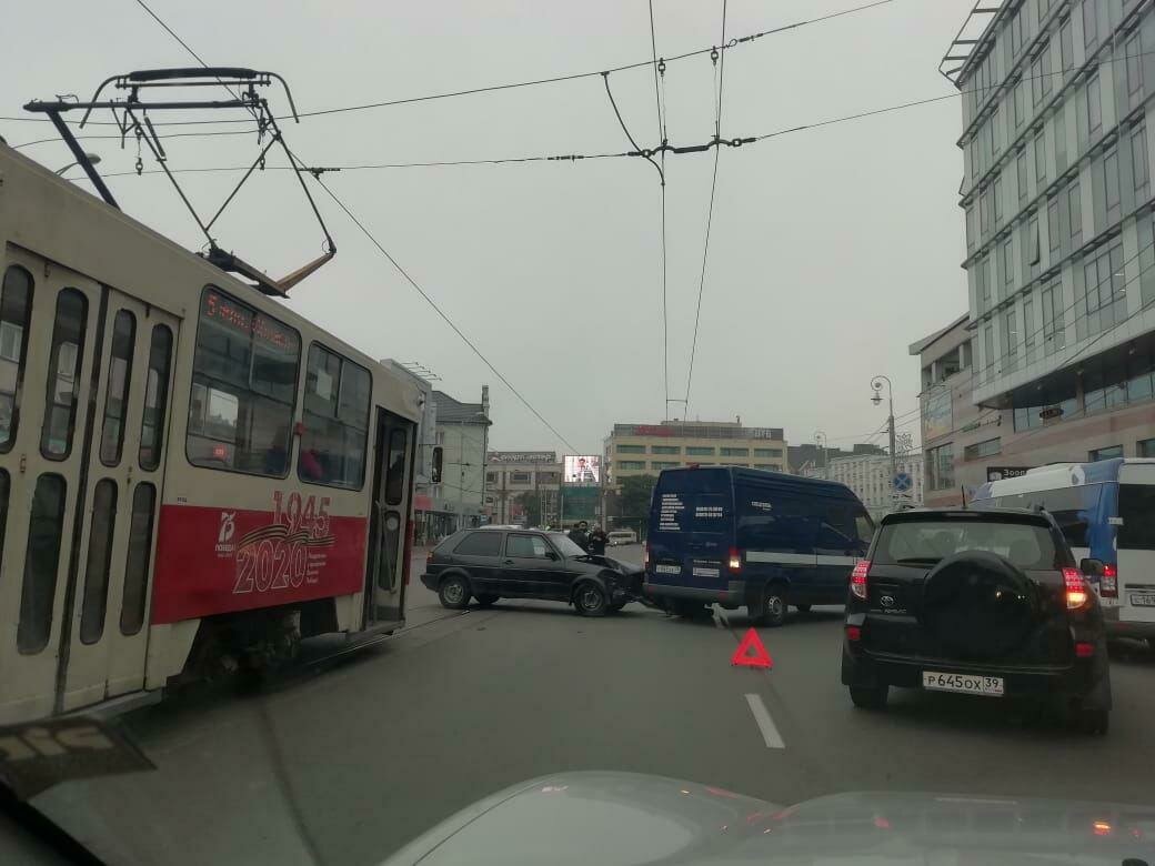 В Калининграде на улице Черняховского произошло ДТП на трамвайных путях -  Новости Калининграда