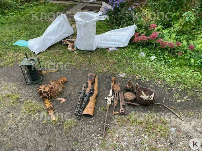 На фото: двор дома, где обнаружены останки и оружие  | Фото: Александр Подгорчук / &quot;Клопс&quot;