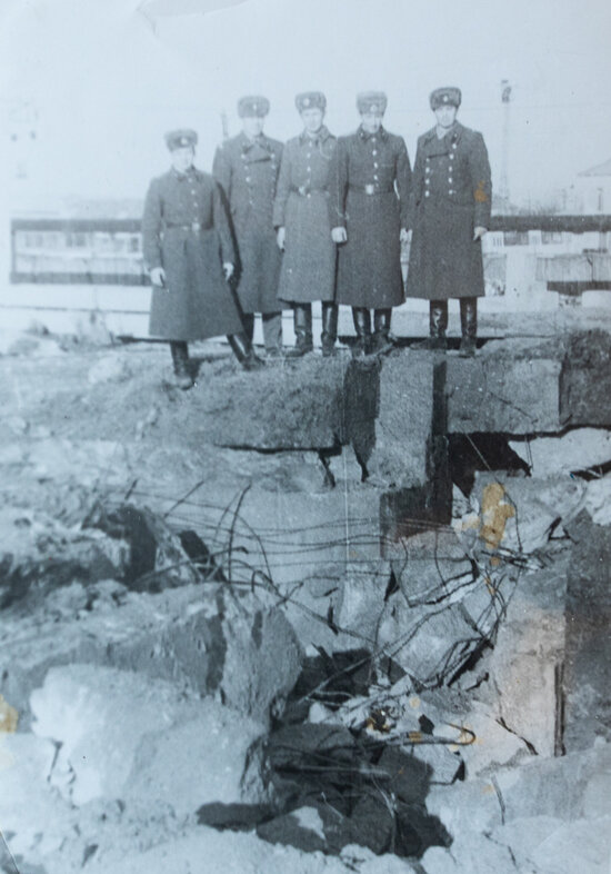 Группа калининградских сапёров после подрыва немецкого бункера на территории завода “Кварц” | Фото: личный архив