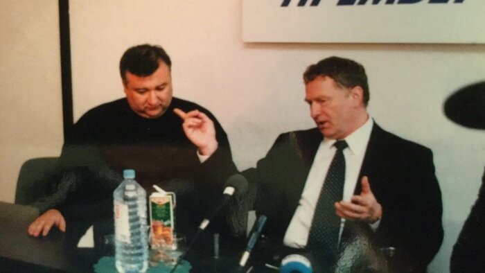 С Владимиром Жириновским. Пресс-конференция в Калининграде. | Фото: личный архив