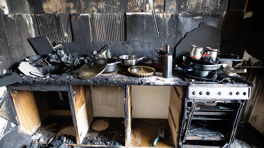 Пожар начался с кухни | Фото: Александр Подгорчук / &quot;Клопс&quot; 