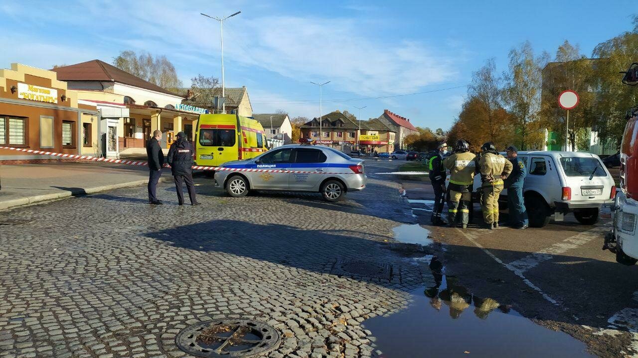 Работают полиция, скорая и МЧС: в Черняховске оцепили автовокзал из-за  брошенного автомобиля (фото) - Новости Калининграда