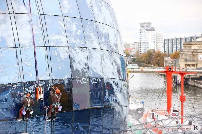 На корпусе-шаре Музея Мирового океана установили последнее стекло: фоторепортаж - Новости Калининграда | Фото: Александр Подгорчук