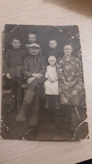 Владимир Хрипач (второй слева вверху) с родителями, братьями и сестрой
 | Фото из архива семьи