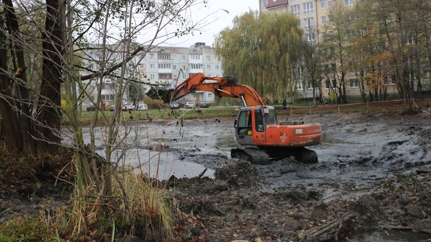 Мэрия: ила и грязи на дне водоёма в Чкаловске оказалось втрое больше, чем предполагалось - Новости Калининграда | Фото: пресс-служба администрации Калининграда