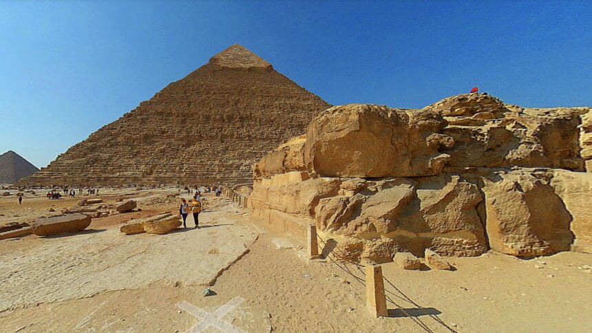 К югу от Каира нашли больше ста 2500-летних саркофагов и 40 позолоченных статуй - Новости Калининграда | Изображение: скриншот панорамы пирамид в Гизе / сервис &quot;Google.Maps&quot;