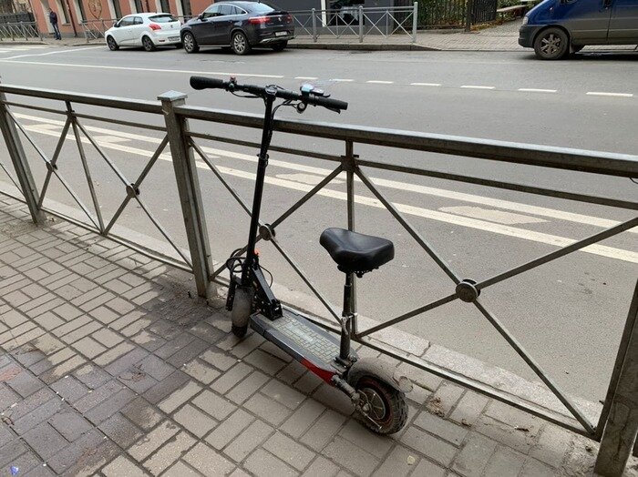 Есть и другие способы передвижения по городу: электросамокаты и велосипеды | Фото: Михаил Баранов