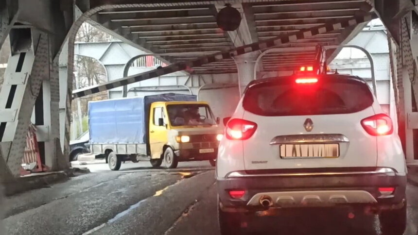 Автомобилистов перестали пускать через двухъярусный мост из-за падения балки, образовались пробки - Новости Калининграда