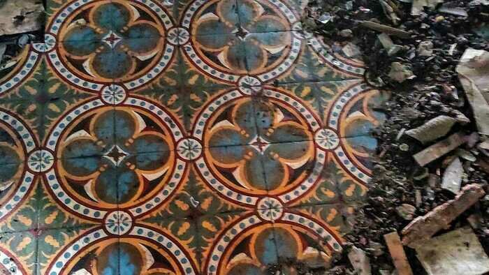 На фото: старинная напольная плитка в усадьбе в посëлке Красный Яр  | Фото предоставила Элина Дёмина