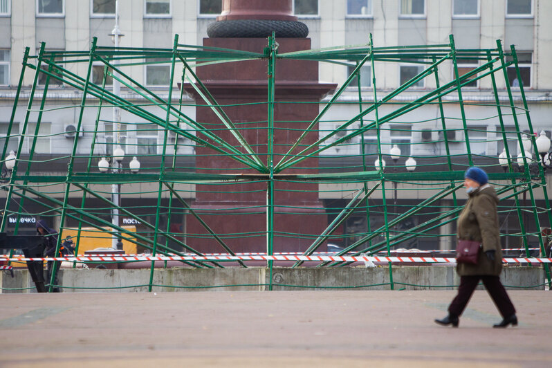 В Калининграде начали устанавливать главную новогоднюю ёлку (фото) - Новости Калининграда | Фото: Александр Подгорчук / &quot;Клопс&quot;