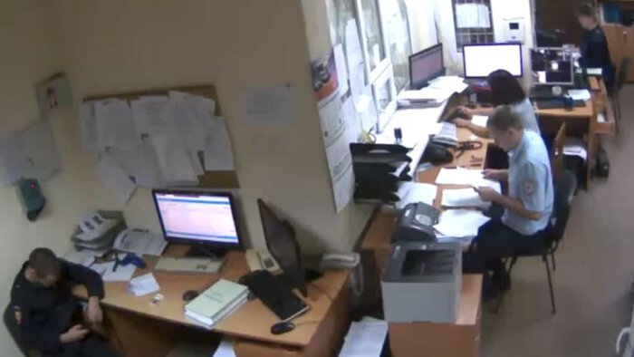На фото: кабинет дежурной части | Скриншот видеозаписи с камеры видеонаблюдения в дежурной части