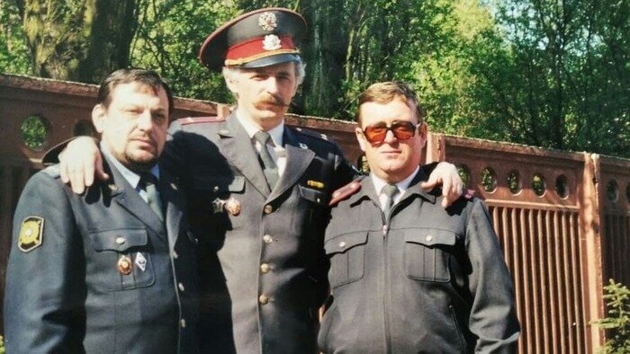 Июнь 1998 года, после вручения дипломов об окончании Калининградской высшей школы милиции. На фото: подполковник Горбов, подполковник Мялик, майор Чалый. | Фото: личный архив