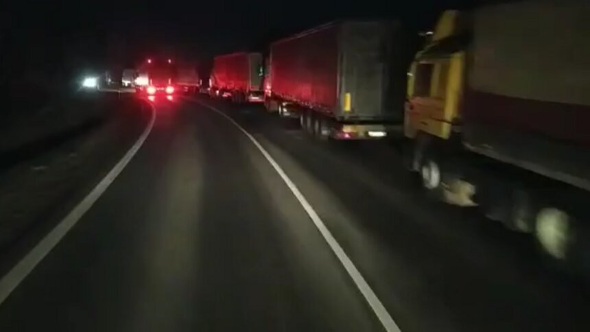 На литовской границе очередь из фур достигла десяти километров (видео) - Новости Калининграда | Изображение: кадр из видео
