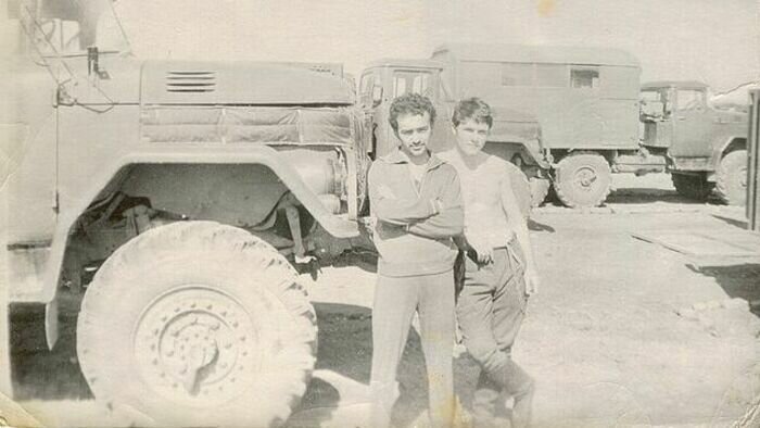 Леонид Бронфен (слева) в расположении ремонтного батальона. Афганистан | Фото: личный архив