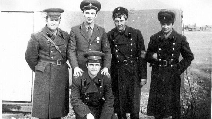 Группа советских офицеров в Афганистане. Лейтенант Бронфен — крайний справа. Зима 1979 года | Фото: личный архив