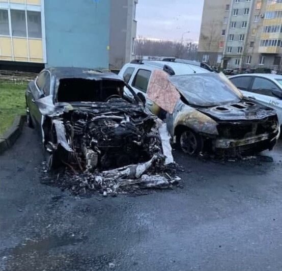 Сгоревшие автомобили на ул. Горького | Фото очевидцев