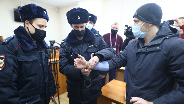 Слёзы и наручники: приговор экс-полицейским по делу обварившегося в отделе на Киевской в фотографиях
