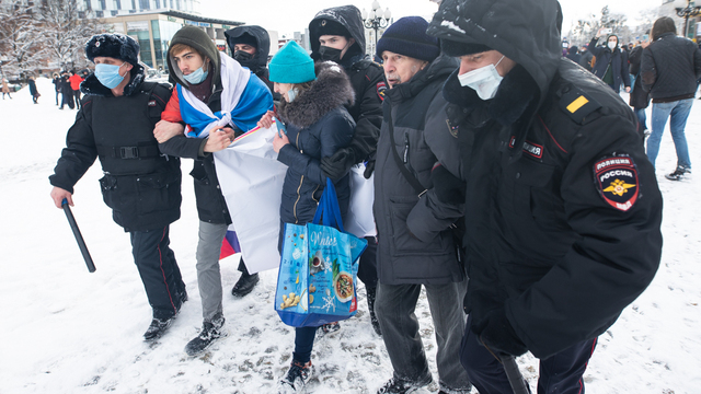 Задержания на несогласованной акции сторонников Навального в Калининграде (фото)