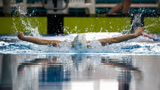 Брызги и скорость: в Калининграде проходит чемпионат по плаванию (фоторепортаж)