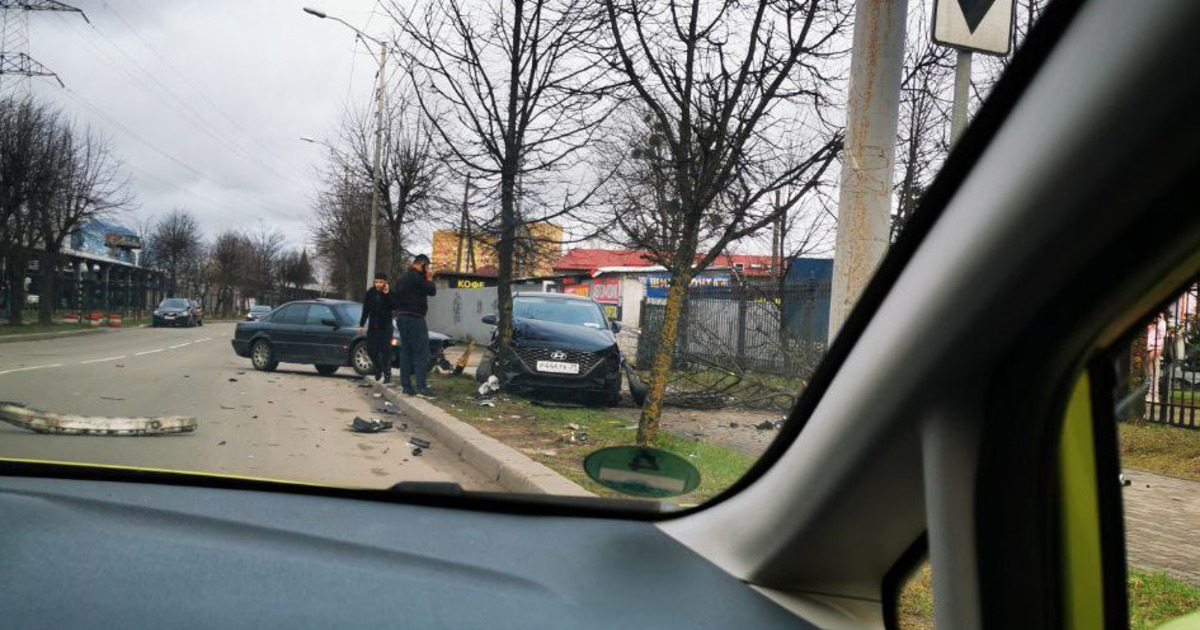 Повсюду в клубе на улицах на скамейках у ворот в домах происходили шумные разговоры схема