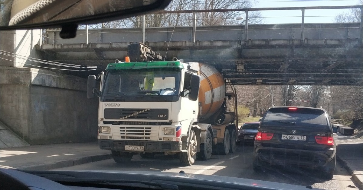 Фура застряла. Островского Калининград застрял под мостом. Грузовик застрял под мостом. Мост глупости Калининград. Симферополь фуры застряли на мосту.