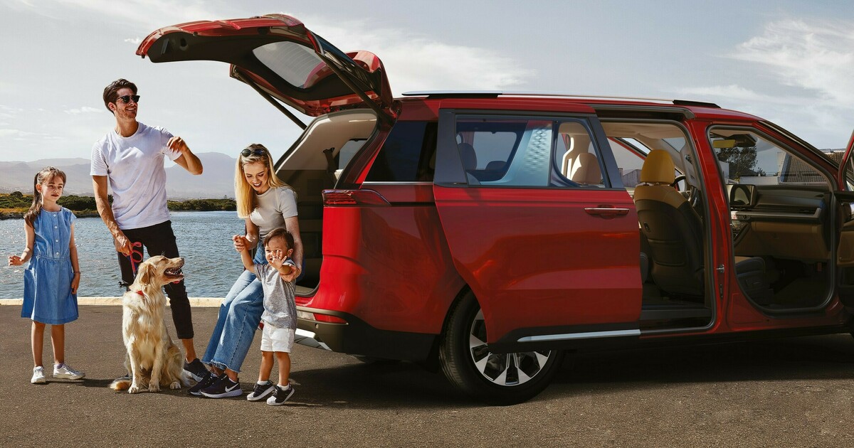 Есть программа семейный автомобиль. Лучший семейный автомобиль 2022. Просторный автомобиль для большой семьи. Большая семья автомобиль. Kia 2022 Family.