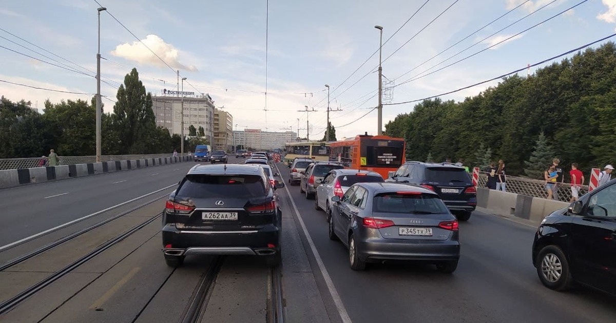 Закрыли пробку. Пробки Калининград. Барнаул пробки из за закрытого моста. Игра пробки на дорогах. Как образуются пробки на дорогах.