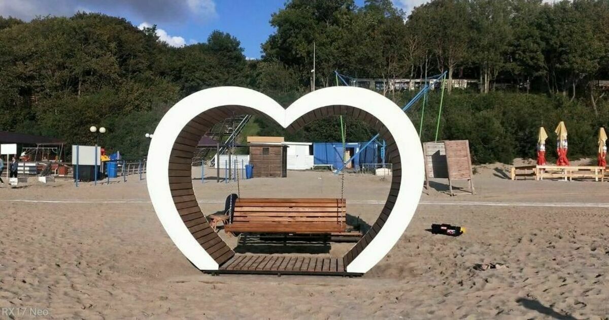 Выдержат до 300 кг: на пляже в Янтарном установили качели в форме ...