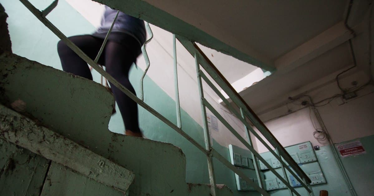 Девушка сделала это в подъезде. Девочки в подъезде. Лестница в подъезде. Девушки на лестнице в подъезде. Девушки позируют в подъезде.