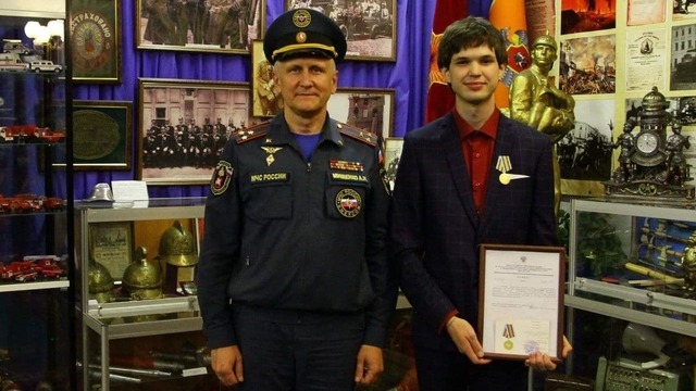 «Променял бы медаль на жизнь отца»: в МЧС наградили 22-летнего москвича, который спас тонущих под Балтийском