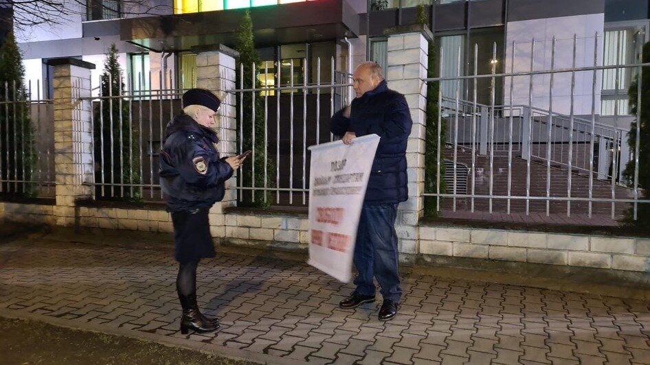 Калининградский депутат вышел на одиночный пикет с требованием освободить Меля - Новости Калининграда | Фото очевидца